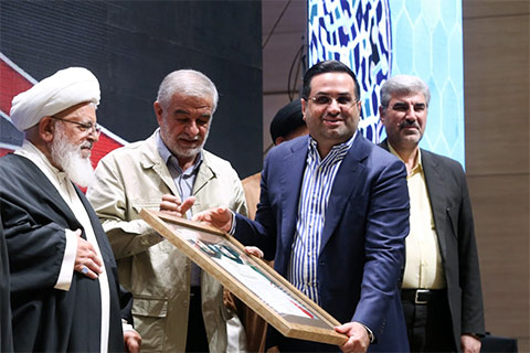 تجلیل از خادمان و پیشکسوتان هیئت‌های مذهبی یزد؛ تأکید بر نقش فرهنگ عاشورا در تحکیم هویت دینی و انسجام اجتماعی